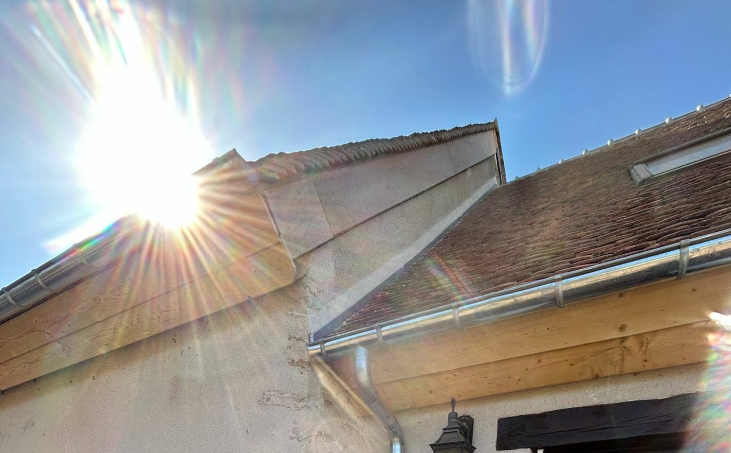 Toiture fortement exposée au soleil pendant une journée d'été.