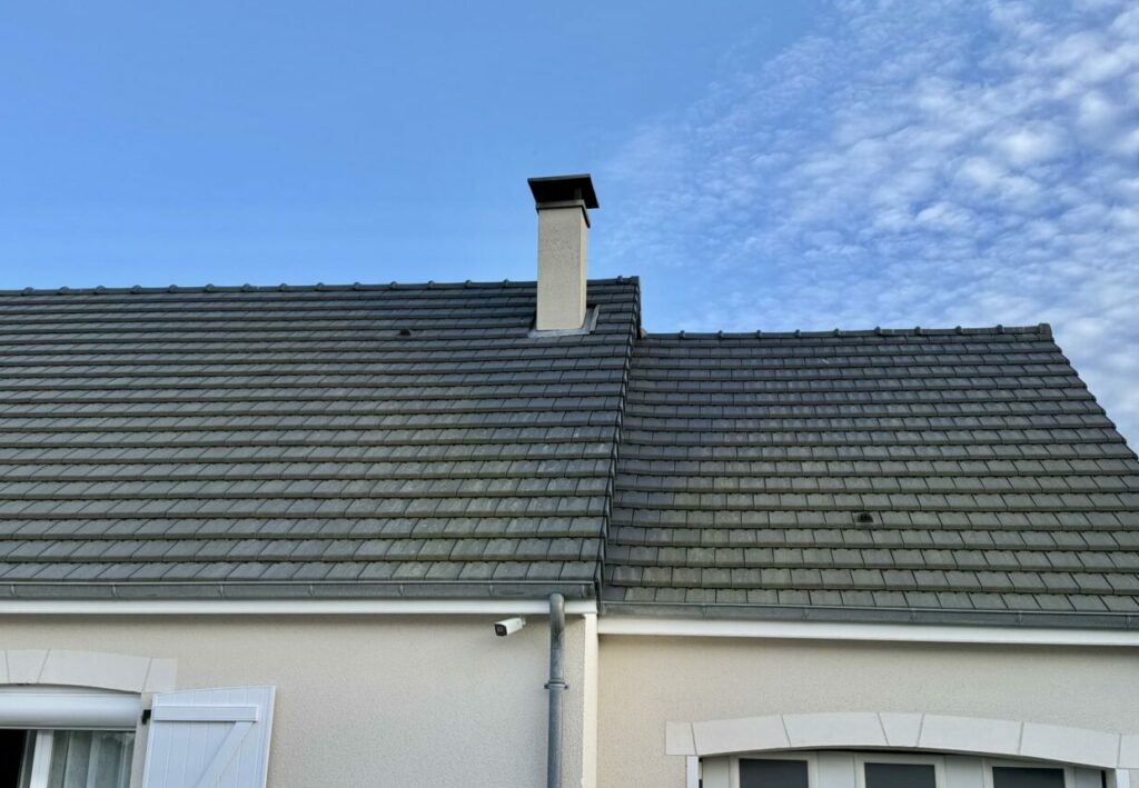 Toiture avec traces vertes après retour de mousse sur zone exposée